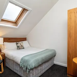 Apartment Spacious 5-bedroom Townhouse In The West-end, Aberdeen